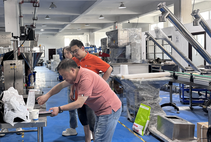 遼寧客戶兩臺(tái)花生包裝機(jī)現(xiàn)場